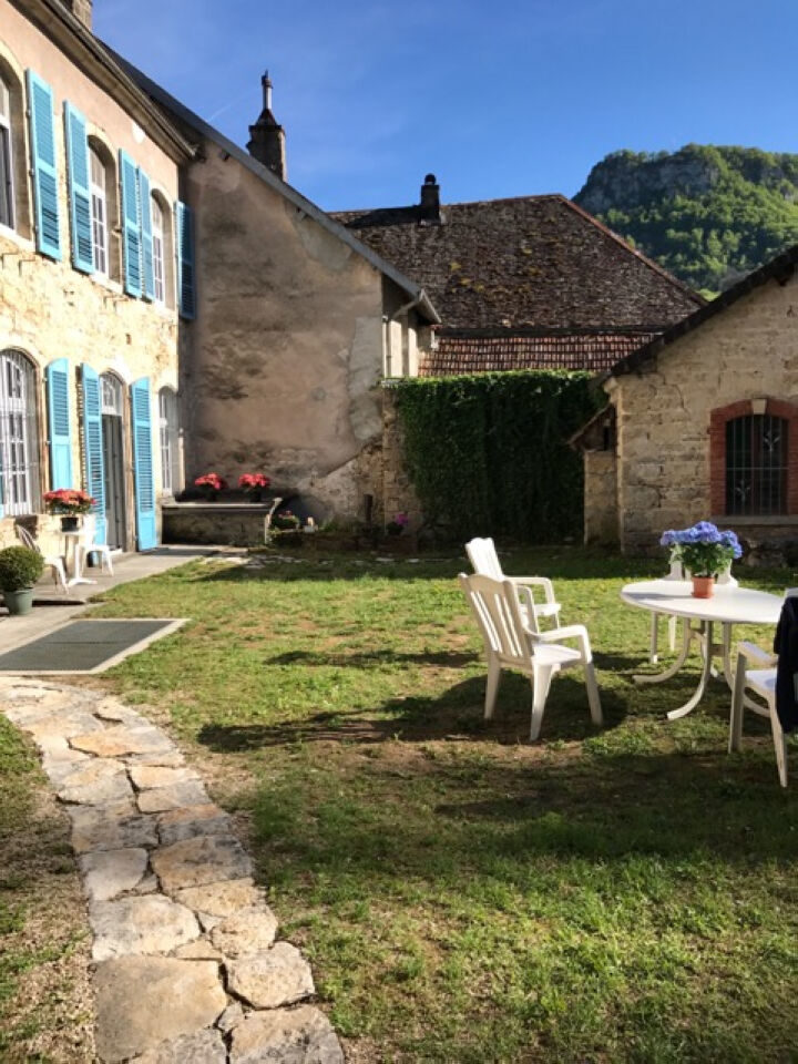 Cour intérieure Cour intérieure - Le Manoir Mouthier-Haute-Pierre