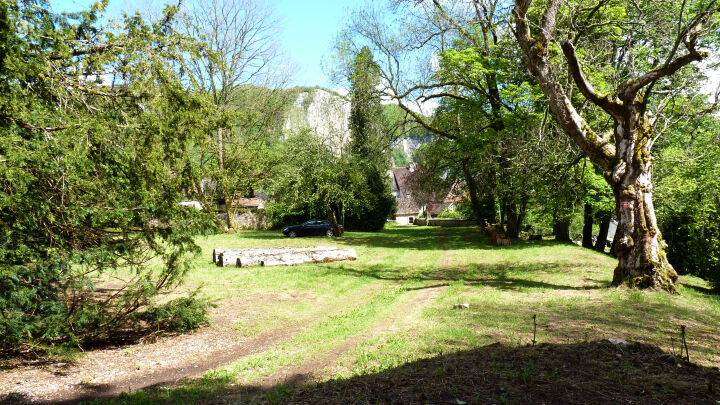 Parking privé dans le parc. Entrée rue des Corvées. Le Manoir Mouthier-Haute-Pierre - Parking