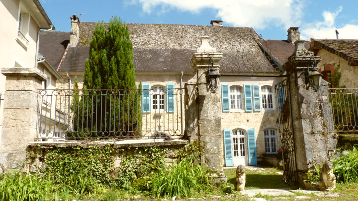 Accès pour les résidents depuis le parc Le Manoir Mouthier-Haute-Pierre côté parc